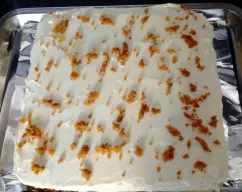 Step <p><span style="font-weight: 400;">El bizcocho debe estar bien frío antes de rellenarlo. </span></p><p><span style="font-weight: normal;">Para la tarta, corte el bizcocho por la mitad (reserve las migas que se producen) y rellene con la mitad del relleno. Cubra con la otra parte del bizcocho y extienda el resto sobre la superficie. </span></p><p><span style="font-weight: normal;">Puede decorar espolvoreando con las migas de bizcocho reservadas o con las nueces troceadas y deje enfriar 15 minutos en el frigorífico antes de servir. </span></p><p><span style="font-weight: 400;">Para magdalenas, puede rellenarlas del mismo modo que la tarta o puede inyectar el relleno en el interior con la ayuda de una manga pastelera. También puede únicamente poner una capa en la superficie de la magdalena.</span></p> illustration