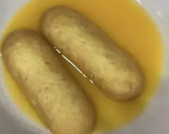Step <p>Mientras tanto vaya empapando los bizcochos de Soletilla en el zumo de naranja</p><p><br></p> illustration