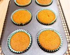 Step <p><span style="font-weight: normal;">Hornee durante </span>15-17 minuntos (180º)<span style="font-weight: normal;"> o </span>45 minutos (180°C)<span style="font-weight: normal;"> si se hace en molde de bizcocho. Muy importante tener en cuenta la diferencia de tiempos según el formato elegido.</span></p><p><span style="font-weight: normal;">Desmolde sobre una rejilla. Lave y seque el vaso.</span></p> illustration