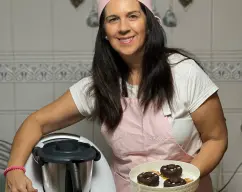 Step <p>Ponga en el vaso 500 g de agua</p><p>Introduzca el cestillo con la calabaza y programe 20 minutos/varoma/vel1. Con la muesca de la espátula ,extraiga el cestillo y reserve. Vacié el vaso y continué con la receta</p> illustration