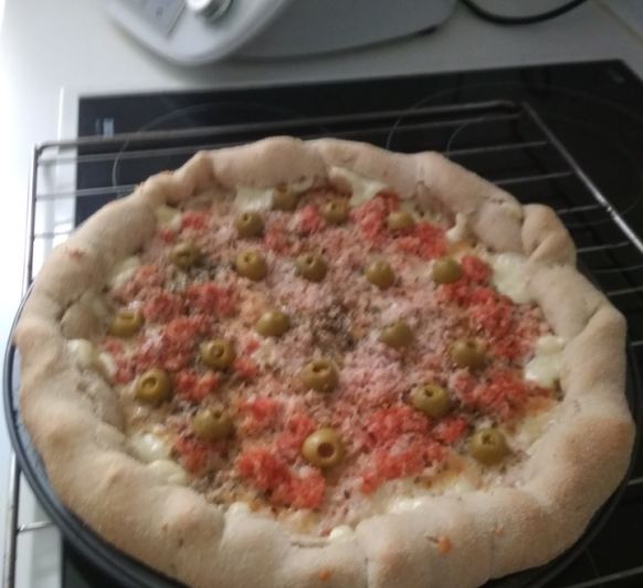 Pizza con los bordes rellenos de queso